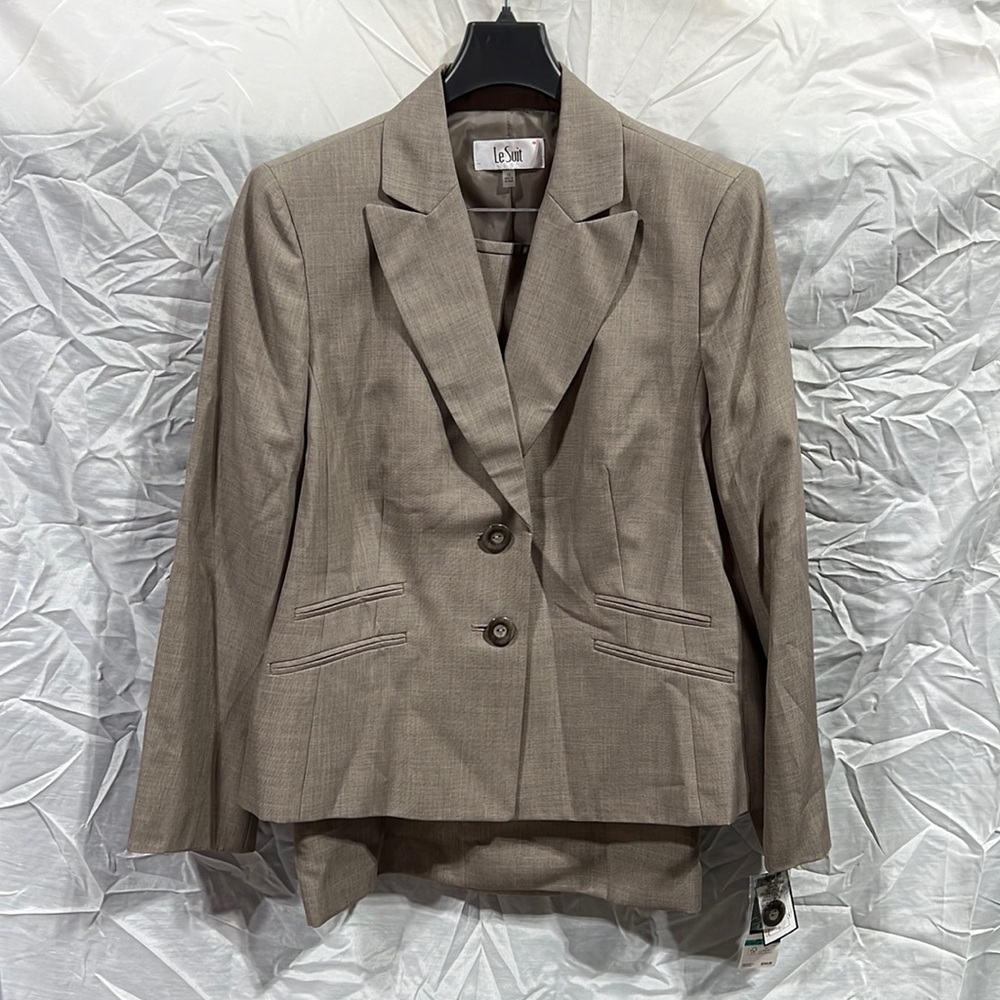 ‼️ Brand NEW ‼️ Le Suit skirt suit in color Seychelles / Mocha Blush.